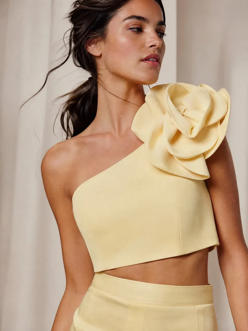 Petal-Tops, skulpturales Stoffdetail